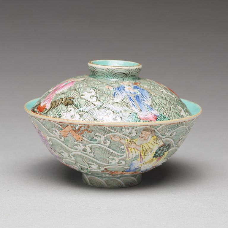 A famille rose enamelled cup with cover, Qing dynasty, 19th Century.