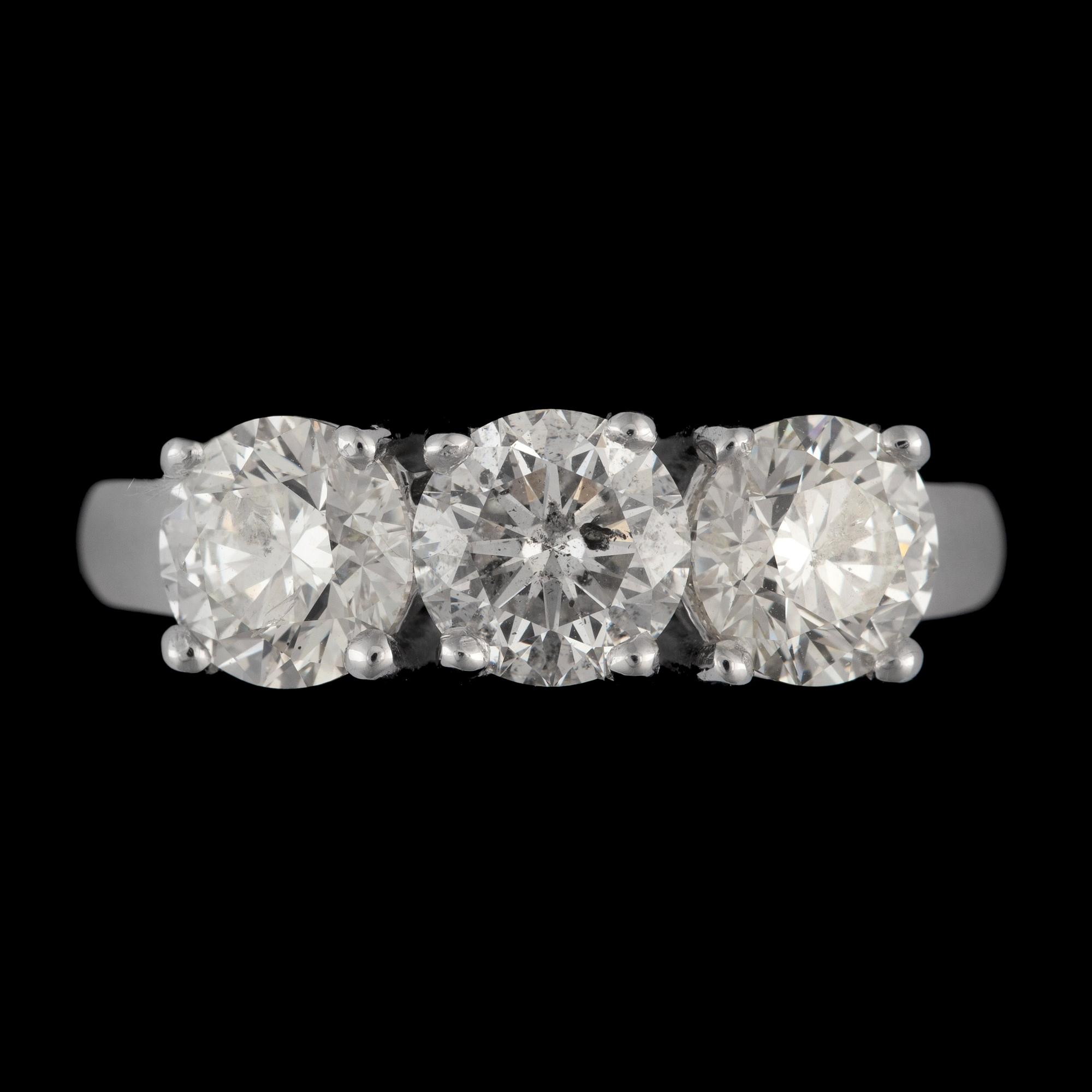 RING 18k vitguld med briljantslipade diamanter tot. ca 3.15 ct. Vikt 6,3 g.
