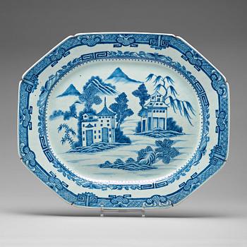 821. A blue and white serving dish, Qing dynasty, Qianlong (1736-95).