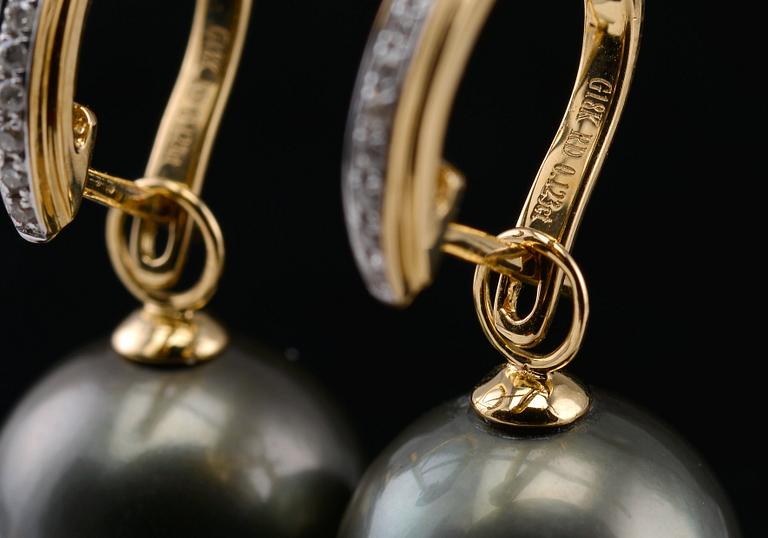 A PAIR OF EARRINGS, tahitian pearls c. 13 mm. 18K gold, brilliant cut diamonds 0.123 ct. Goldweight 2,2 g.