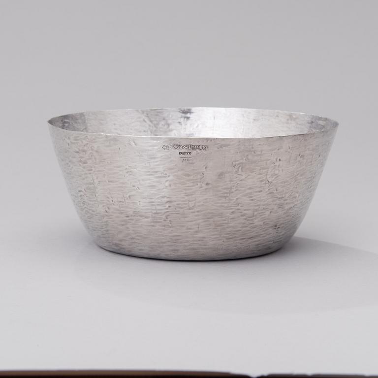 A silver bowl signed TW. Silver 925. Kultakeskus, Hämeenlinna 1969.