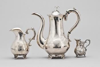 KAFFEKANNA, KANNA samt GRÄDDKANNA, silver. 1800-tal. Ca 645 g.