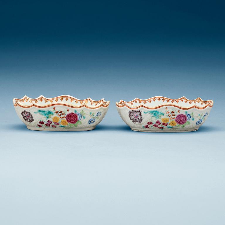 A pair of famille rose bowls, Qing dynastin, Qianlong (1736-95).