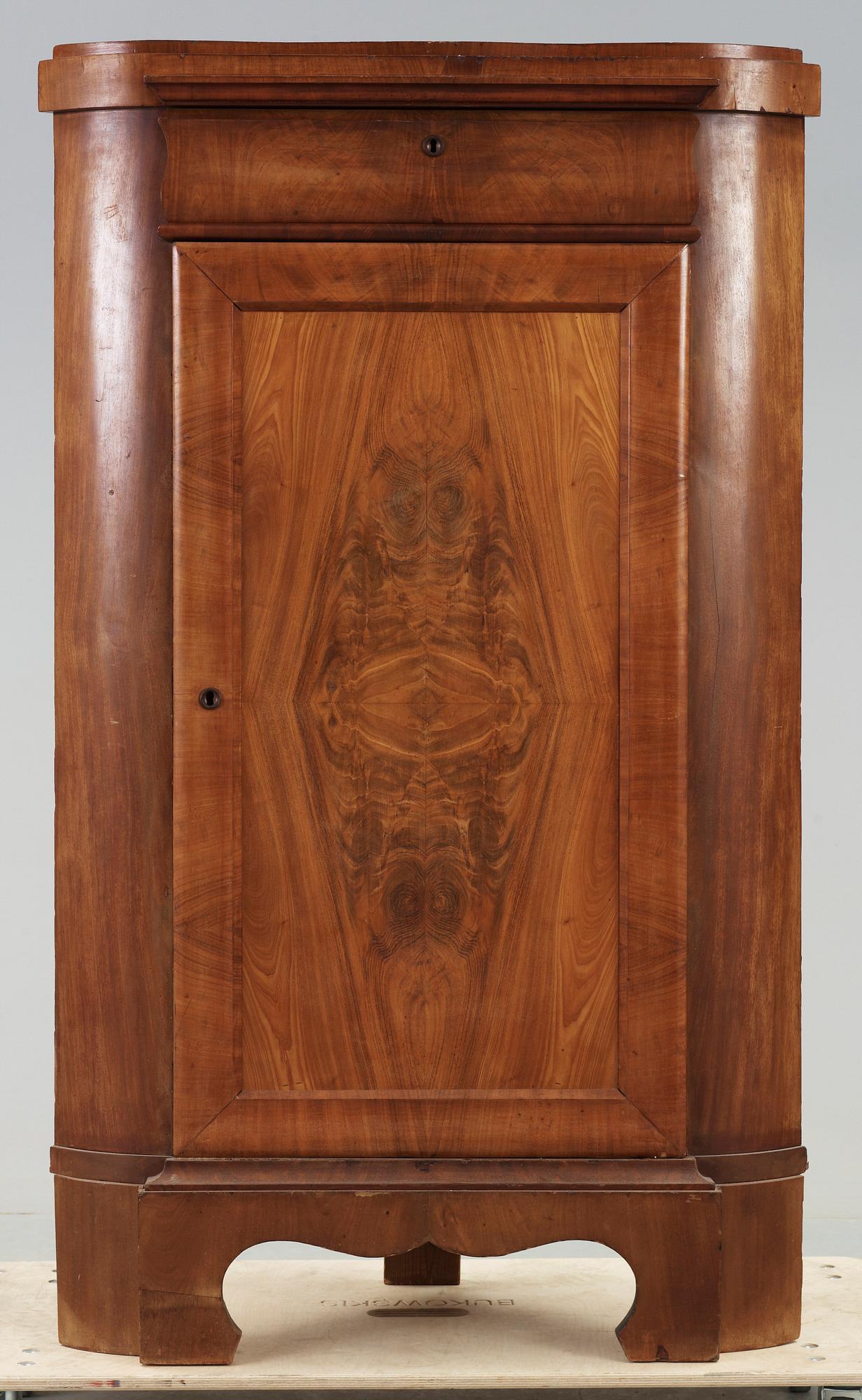 HÖRNSKÅP, Karl Johan, 1800-talets mitt.