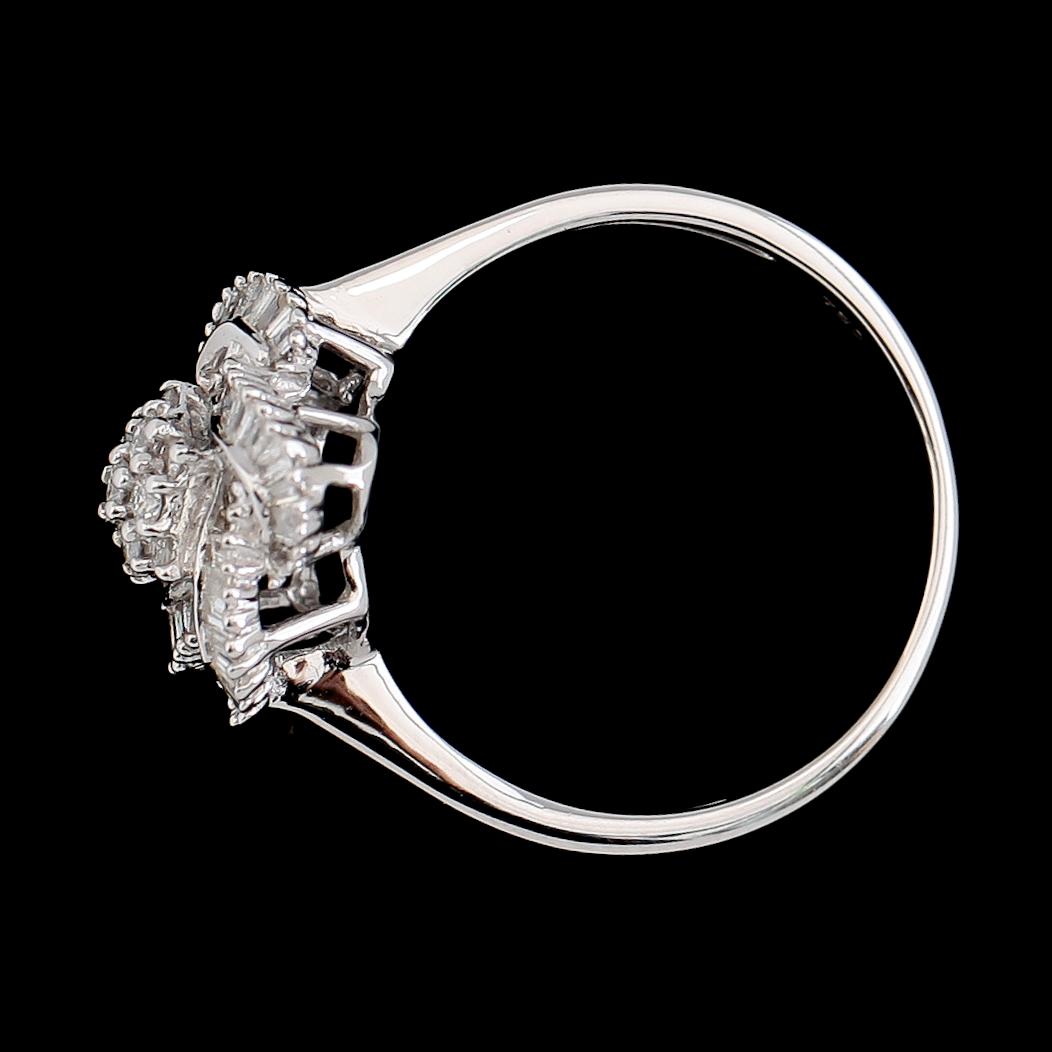 RING, 18K vitguld, diamanter tot ca 0.49 ct.