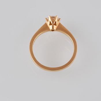 RING, 18K guld med briljantslipad diamant 0.50 ct, Iduna, Varberg. Vikt 3,4 gram.