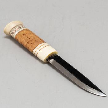IVAR BERNHARD LAMPA, a reindeer horn Sami knife, Pajala, signed IBL.
