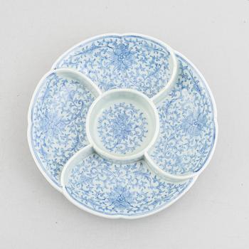 A Chinese blue and white porcelain dish, late Qing dynasty / around 1900.