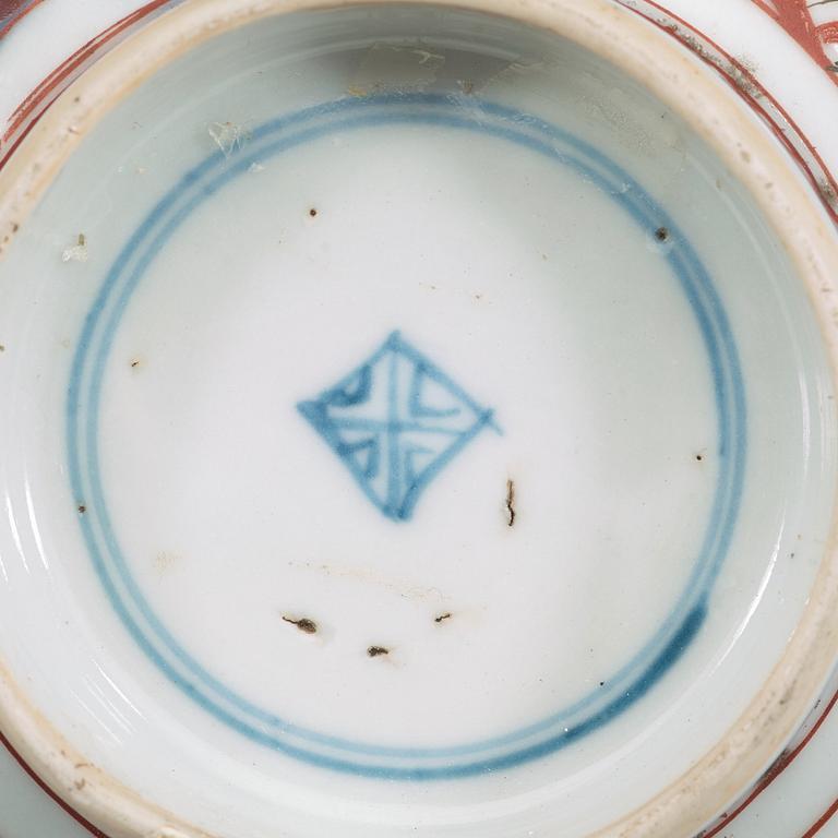 Two imari-verte 'Kakiemon' bowls, Qing dynasty, 18th Century.
