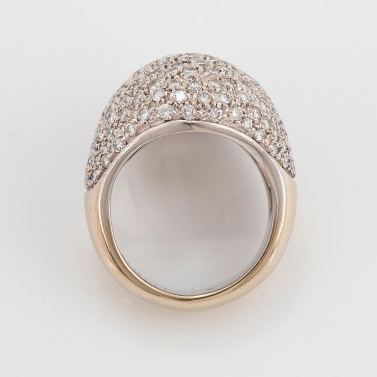 An 18K gold ring set with round brilliant-cut diamonds.