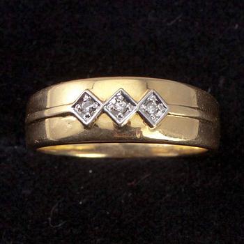 RING, guld 18K samt diamanter tot. ca 0,05 ct. Tot. vikt ca 6,5 g.