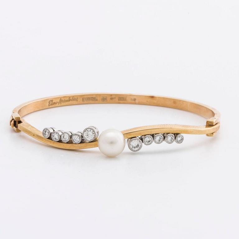 ELON ARENHILL BANGLE 18K gold and whitegold w 1 cultured pearl approx 7 mm and brilliant-cut diamonds approx 0,70 ct.