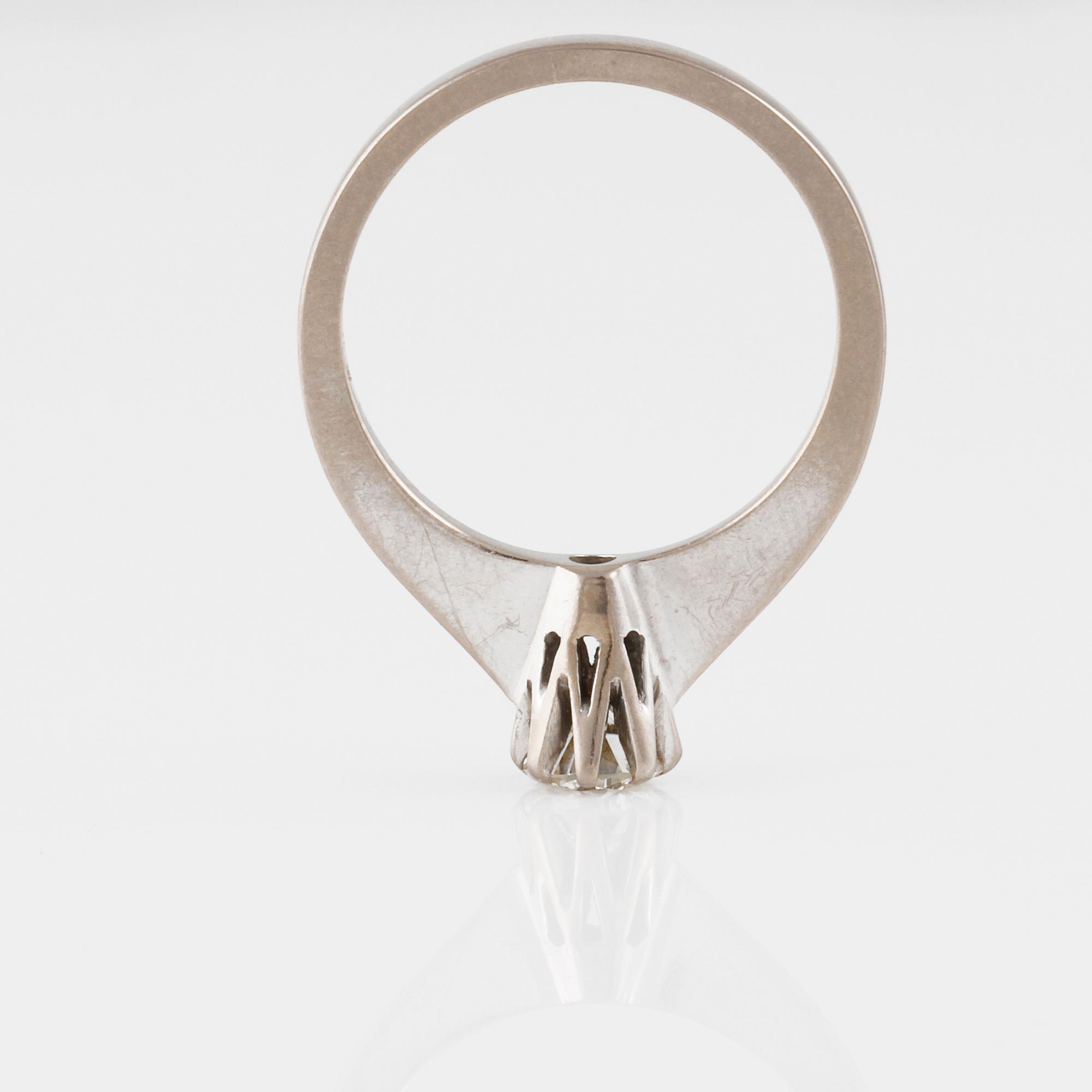 RING, 18K vitguld samt diamant 0.37 ct, W&A, Sävsjö, 1975. Vikt 3,6 gram.