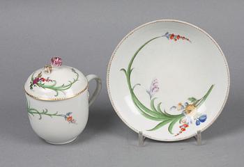 CHOKLADKOPP MED LOCK OCH FAT, porslin, Meissen, 1700-tal.