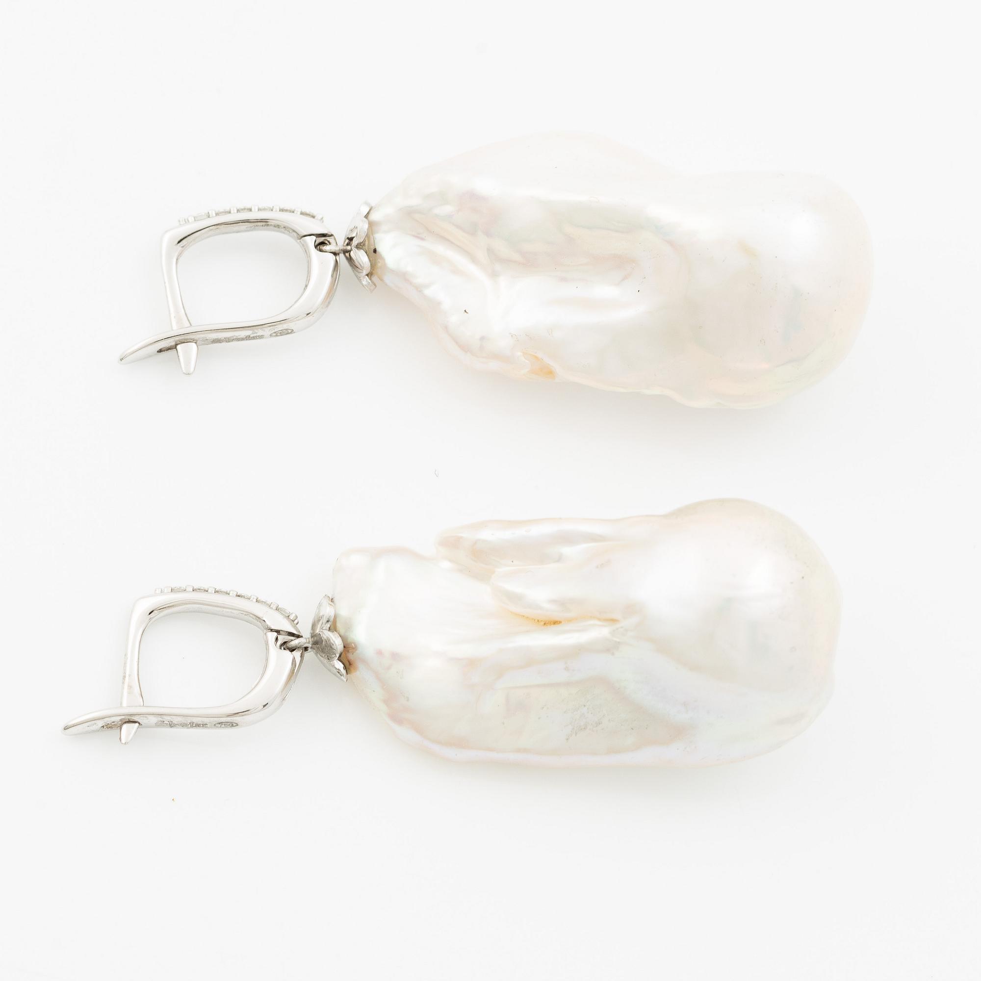 A pair of earrings in 18K gold with cultured baroque freshwater pearls and round brilliant-cut diamonds.