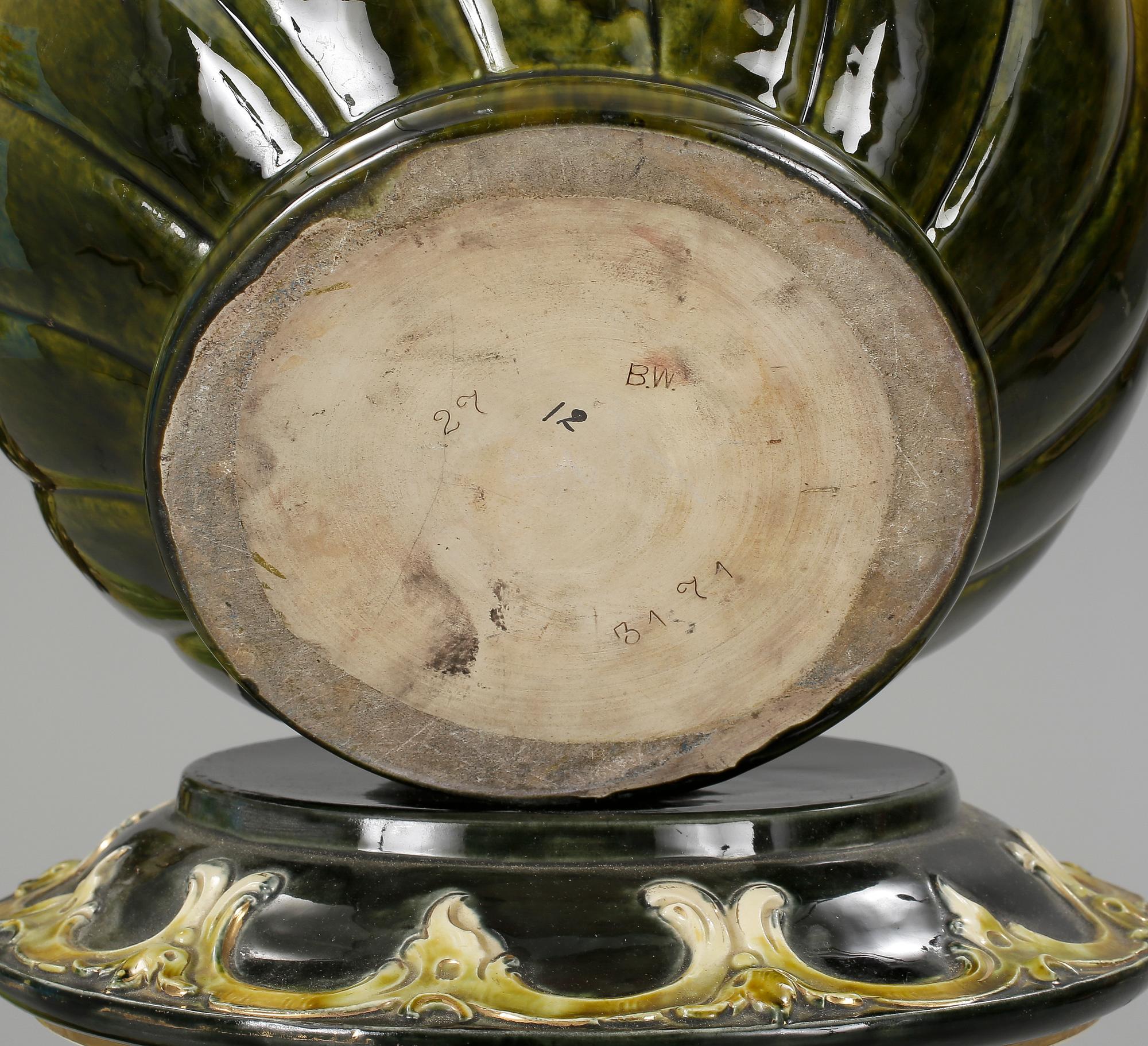 PIEDESTALER med URNOR, ett par, majolika, jugend, omkring 1900.