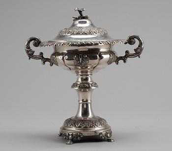 SOCKERSKÅL PÅ FOT, silver, senempire, Carl Nyström, Stockholm 1845. Vikt ca 585 gram.