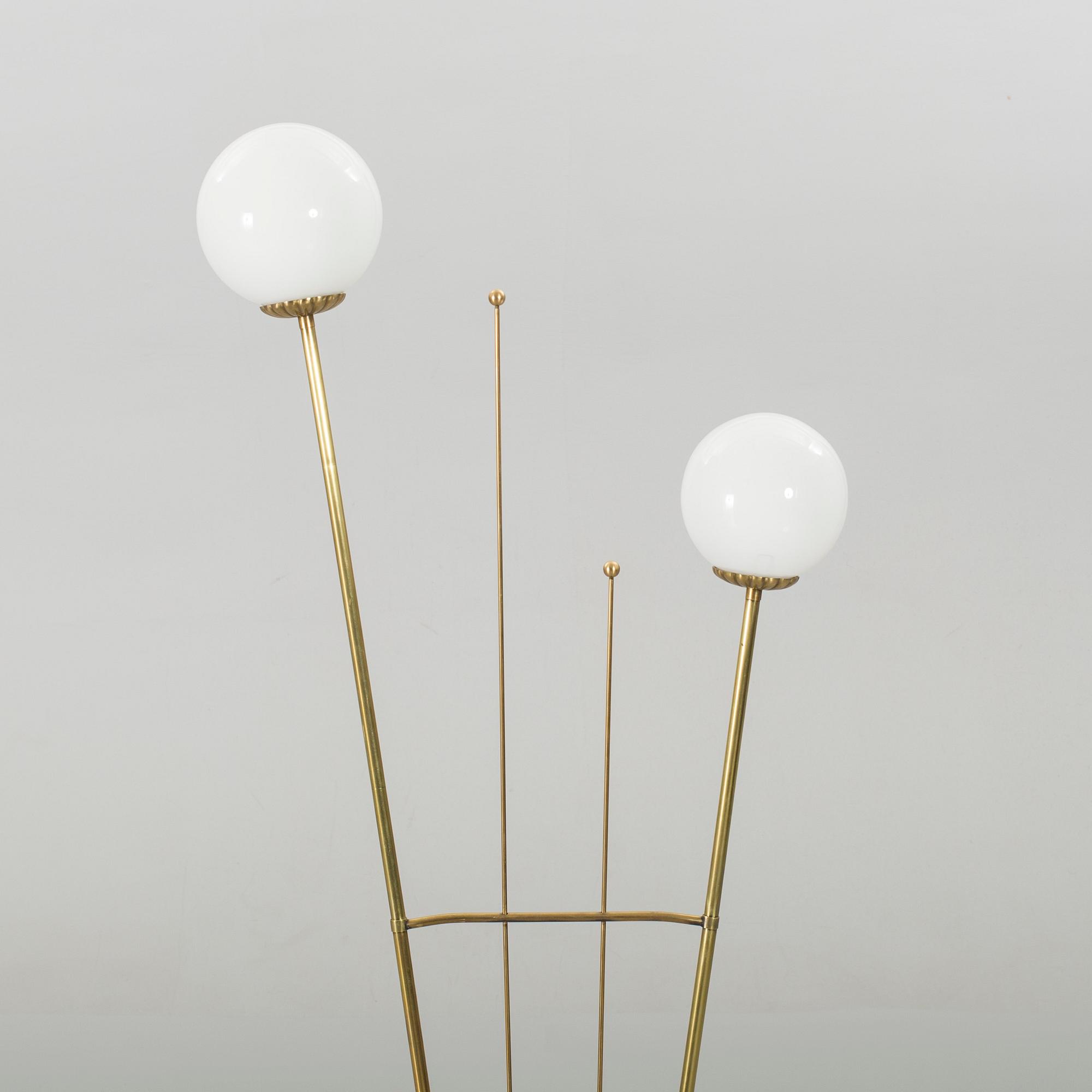 A TWO LIGHT BRASS FLOOR LAMP. SECOND HALF OF 20TH CENTURY.
