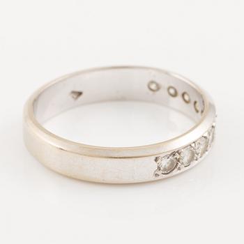 Ring 18K white gold set with round brilliant-cut diamonds.