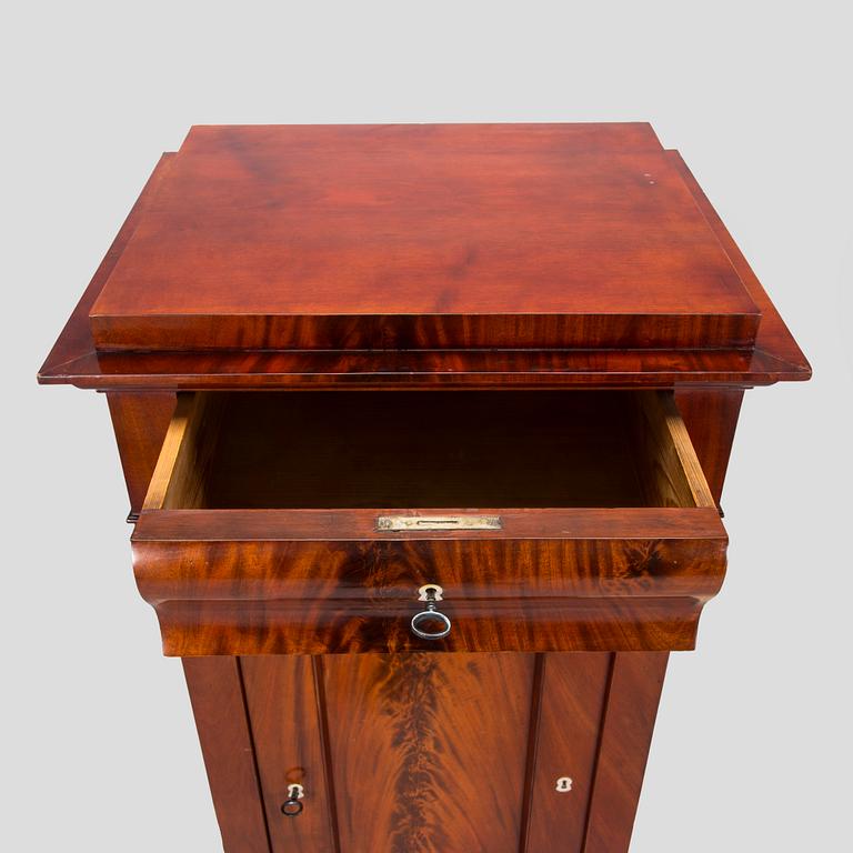 A mahogany veneered cabinet from around year 1900.