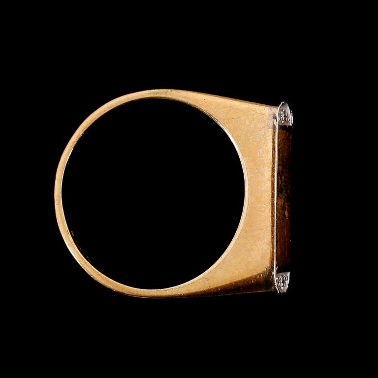 RING, 18 k guld och vitguld, med 4 briljantslipade diamanter. Total vikt 9 g.