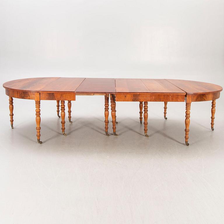 A Neo Renaissance mahogany dining table later part of the 19th century.