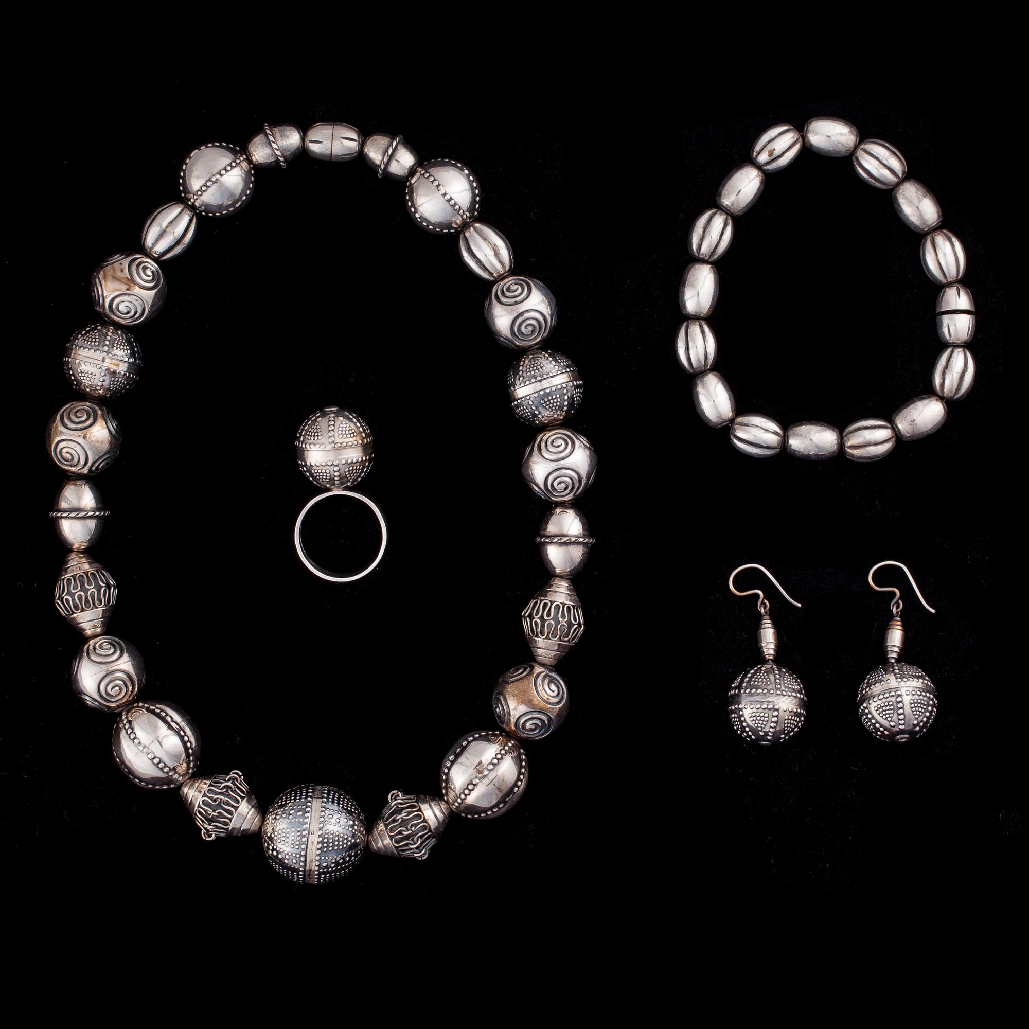 COLLIER, ARMBAND, ÖRHÄNGEN samt RING, silver, Kalevala Koru 1965-67.