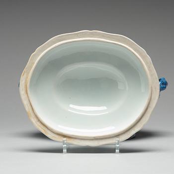 A blue and white tureen with cover, Qing dynasty, Qianlong (1736-95).