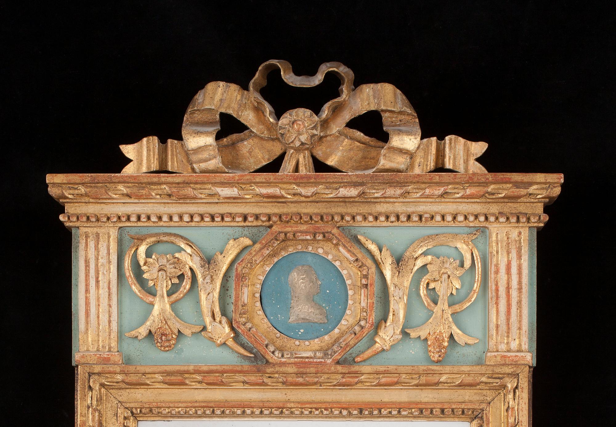 A Gustavian late 18th century one-light girandole mirror.