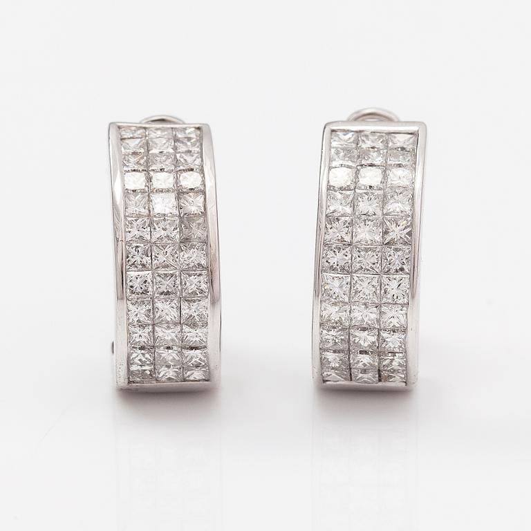 A pair of 18K white gold earrings with princess-cut diamonds ca. 3.60 ct in total. IGA certificate.