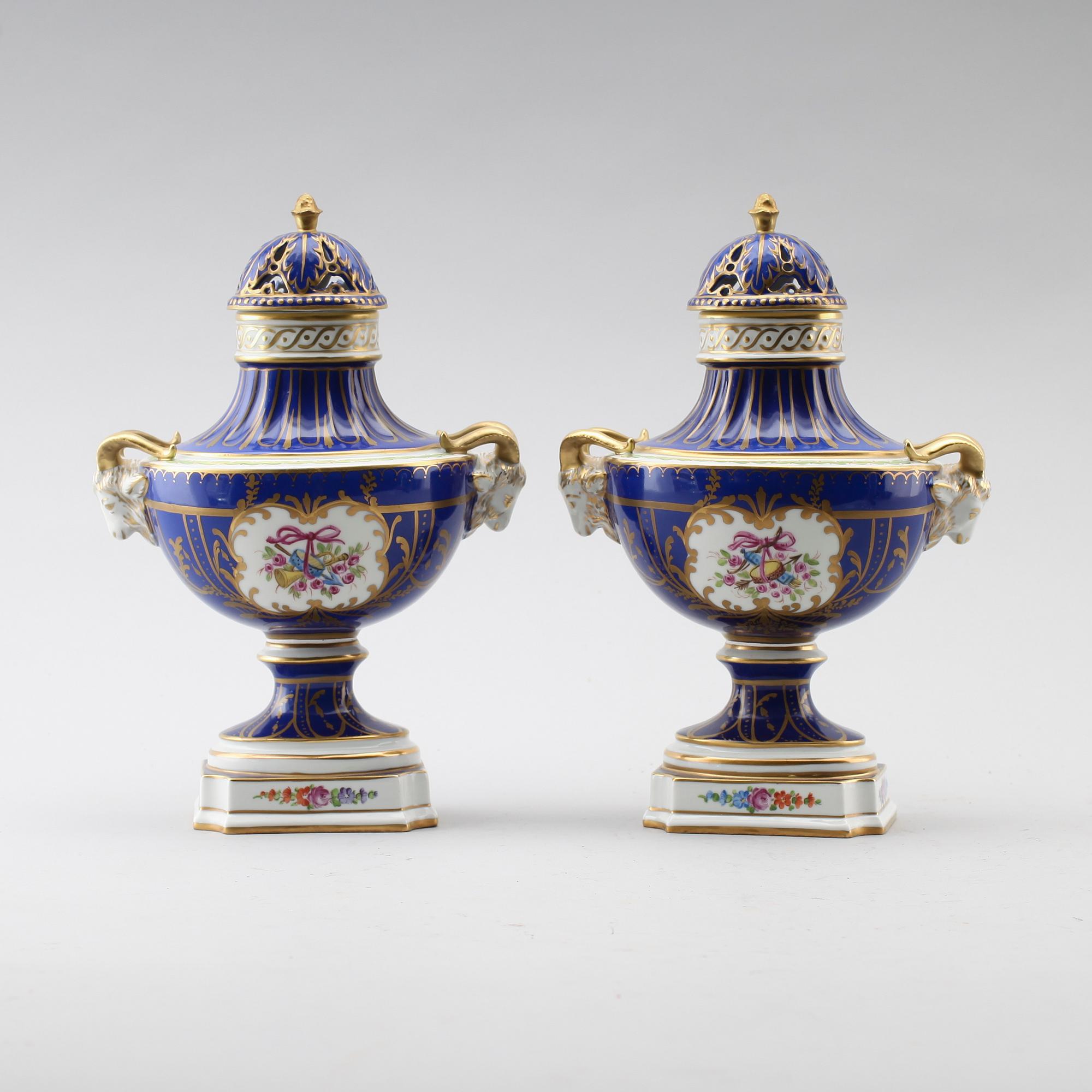 LOCKURNOR, 1 par, porslin, Dresden, 1900-talets mitt.