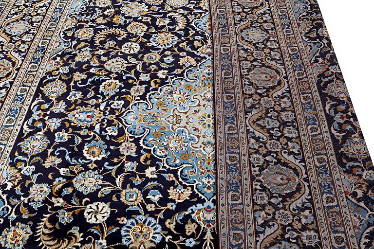 A Kashan carpet, c. 393 x 271 cm.
