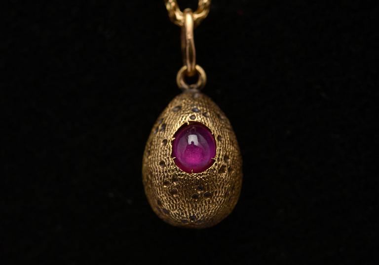 PENDANT 56 gold, synthetic ruby. Russia, early 1900. Weight 6,6 g.