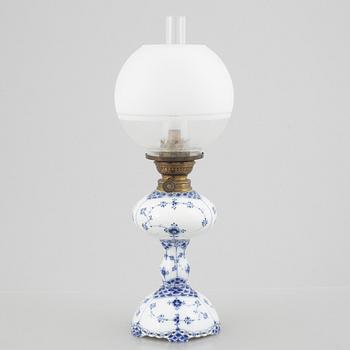 Fotogenlampa, porslin, Royal Copenhagen, "Musselmalet helblond", modell 426, 1898-1923.