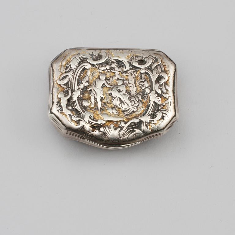 DOSA, silver, rokoko, omkring 1700-talets mitt, vikt 90 g.