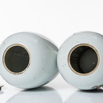 A pair of Chinese porcelain urns with covers, second part of the 20th century.