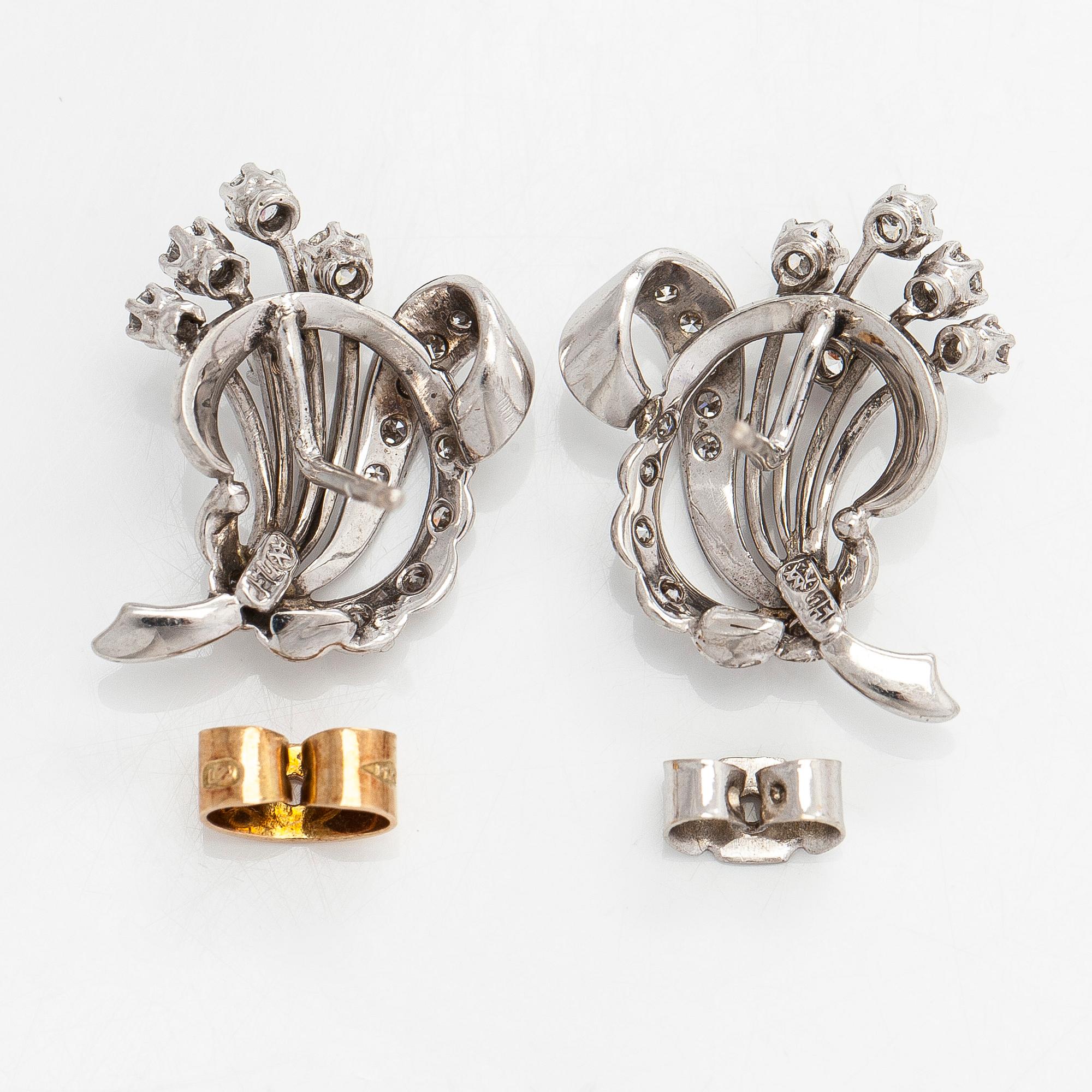 Örhängen, 18K vitguld med briljant- och åttkantslipade diamanter.