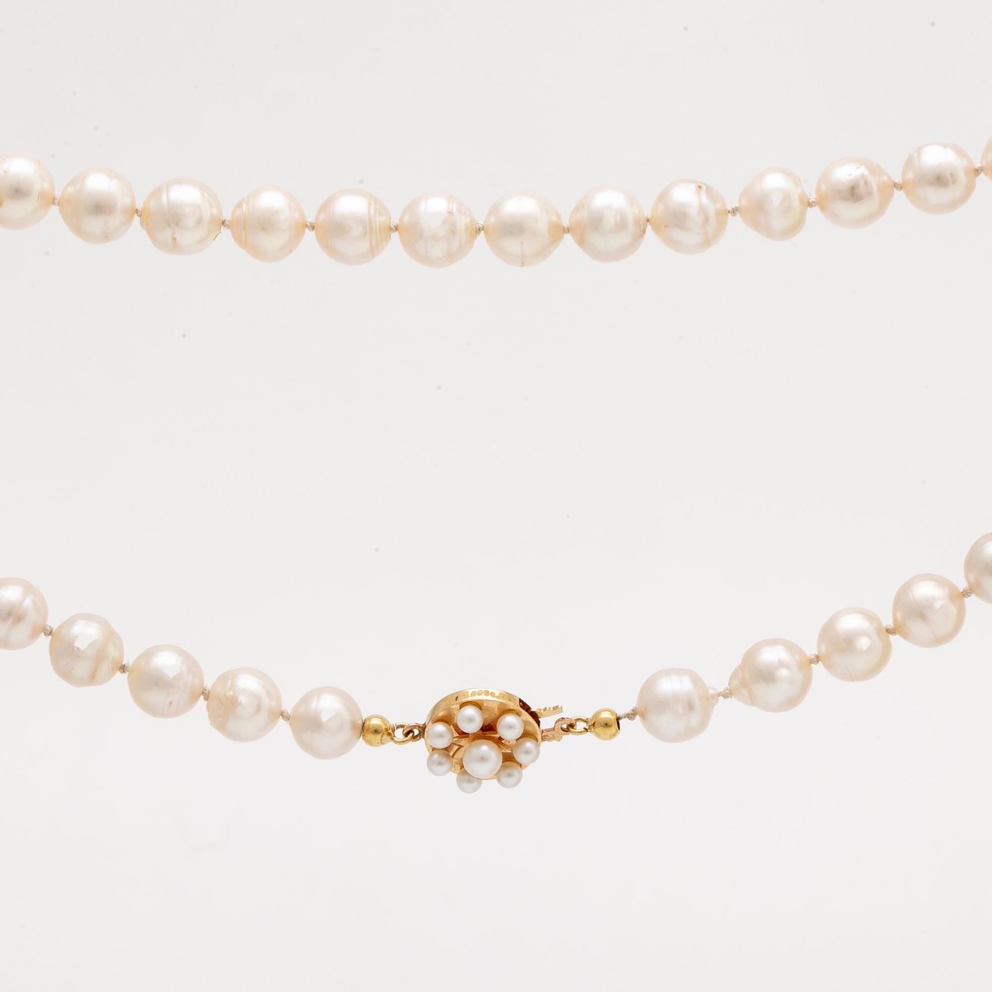 Pearl necklace, cultured pearls approx 8-8,5 mm, clasp 18k gold smaller cultured pearls, Alton Falköping.