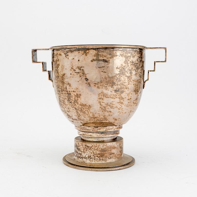 A 1930s silver cup, weight 830 grams.