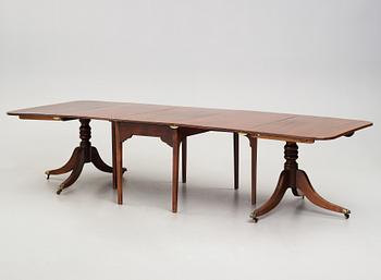 An English dinner table, beginning of the 20th century.