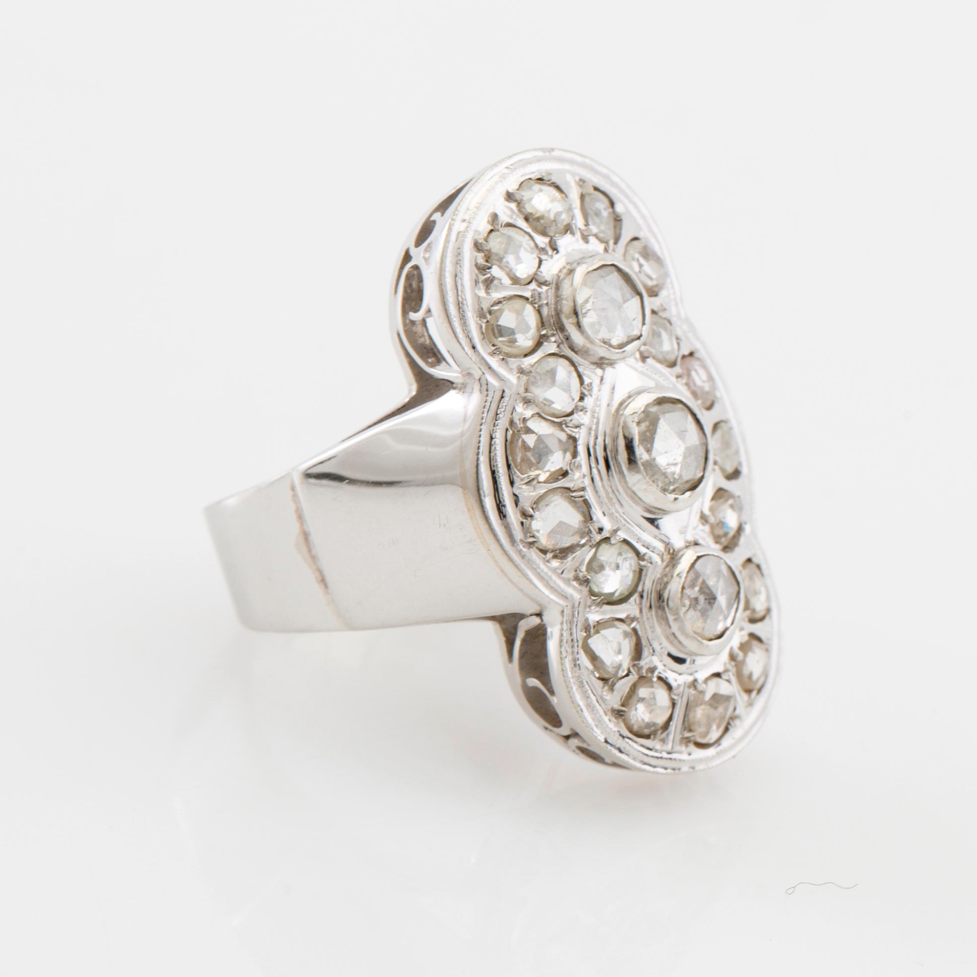 Ring 18K white gold set with rose-cut diamonds.