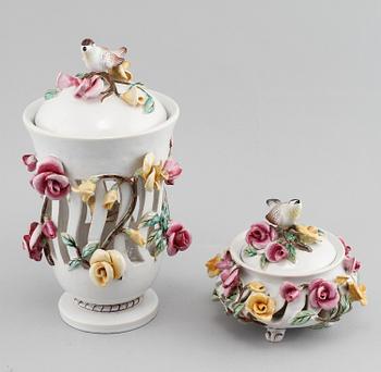 LOCKASK samt POTPURRIURNA, flintgods, rokokostil, "Rörstrandia", Rörstrand, 1900-talets första hälft.