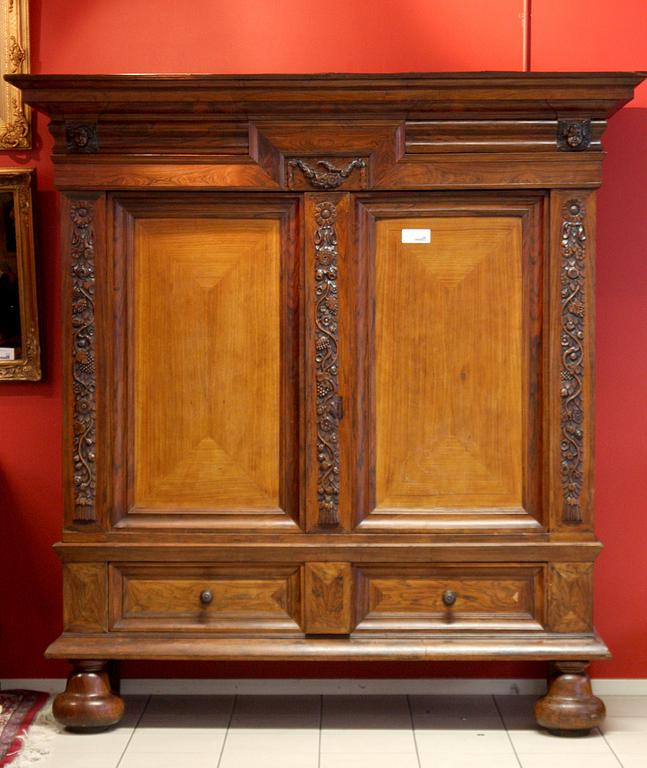 SALSKÅP, barockstil, 1900-tal.