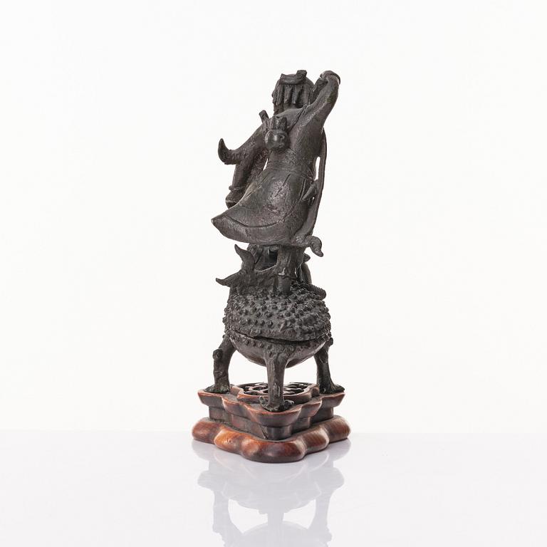 A bronze sculpture/censer with cover, Qing dynasty, 19th century.