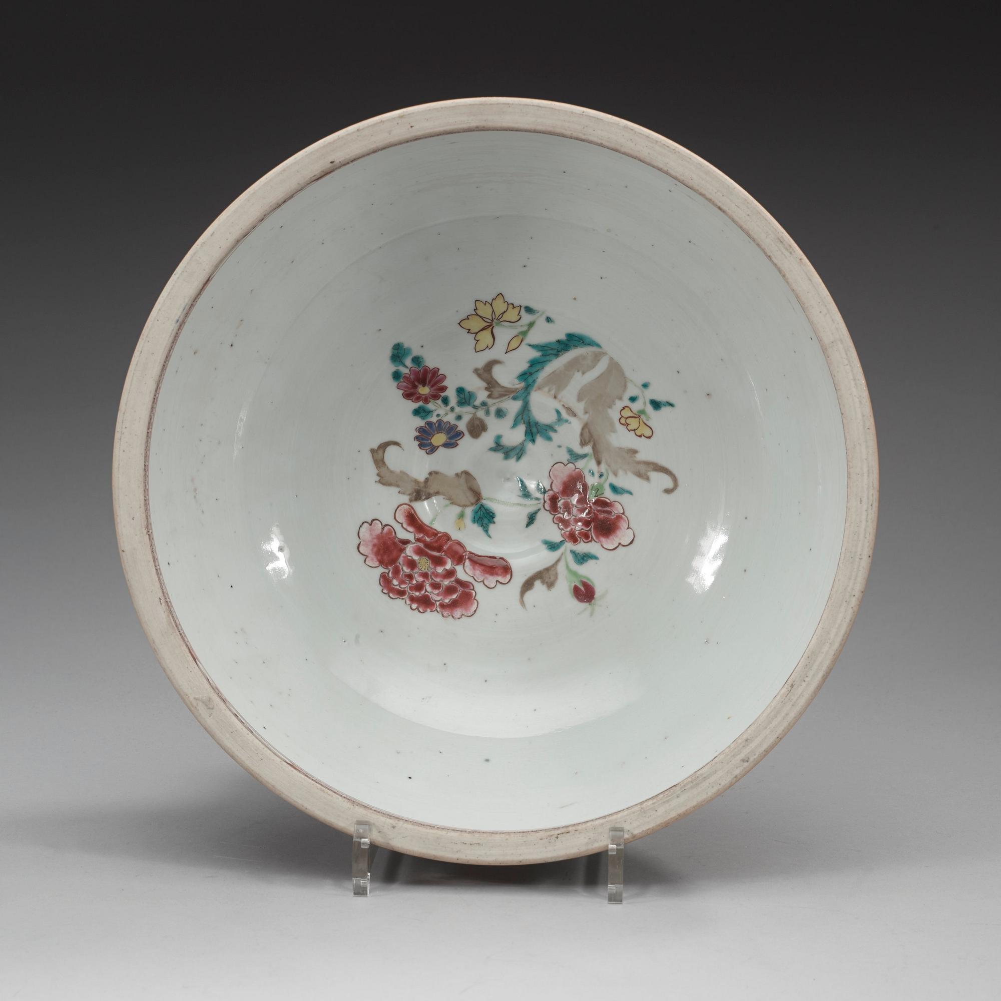 A famille rose cover, Qing dynasty, Qianlong (1736-95).