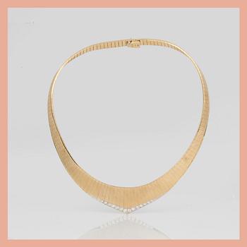 COLLIER, 18K guld med briljantslipade diamanter, tot ca 0,54 ct. Total vikt ca 79 g.