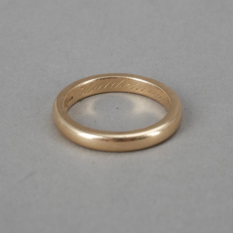 RINGAR, 7 st, guld, varav 2 med stenar, tot vikt 40 gram, mestadels 18 k.