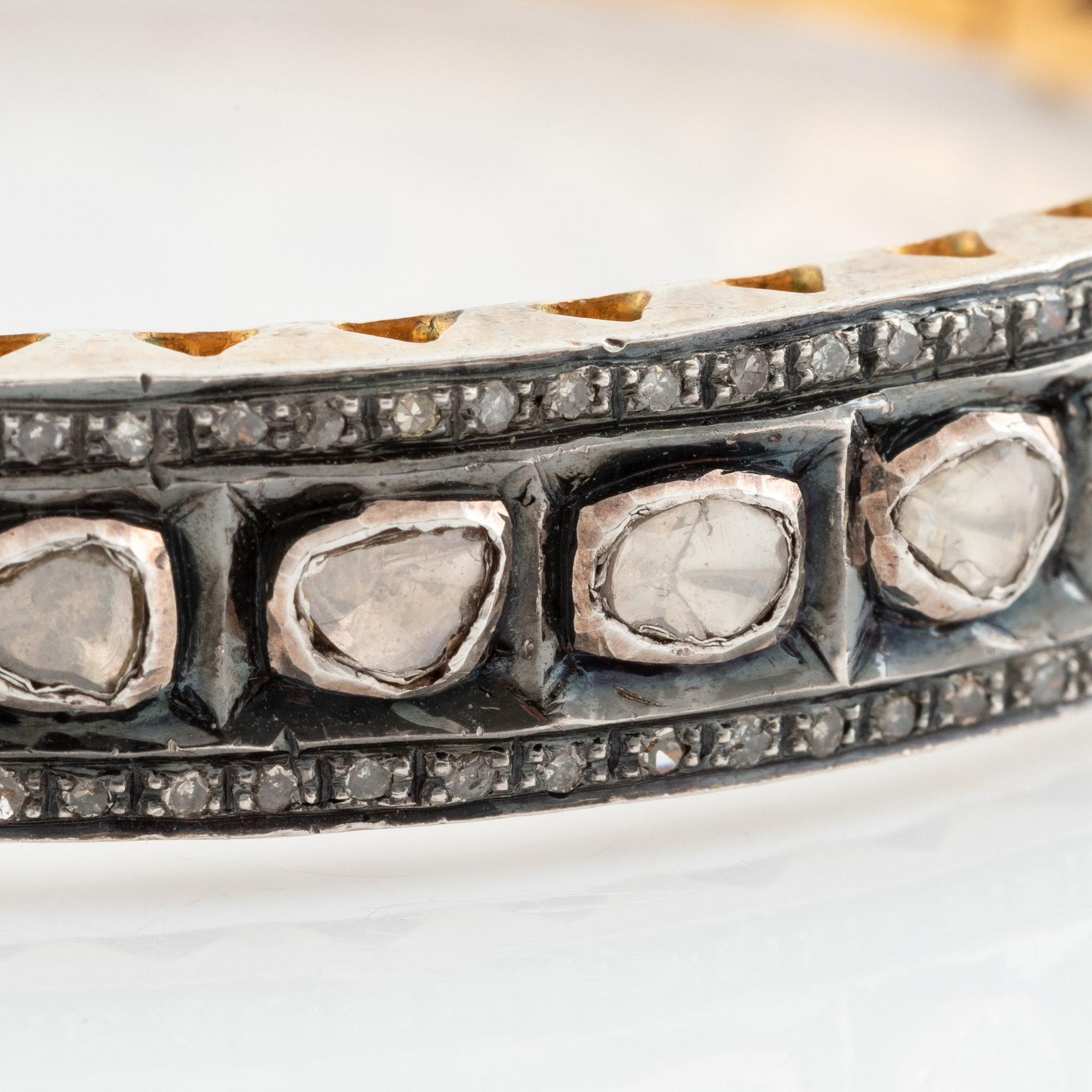 Armring med fasettslipade diamanter.