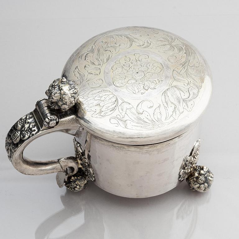 Erik Månsson Schmidt, dryckeskanna, delvis förgyllt silver, Stockholm (verksam 1675-1686). Barock.