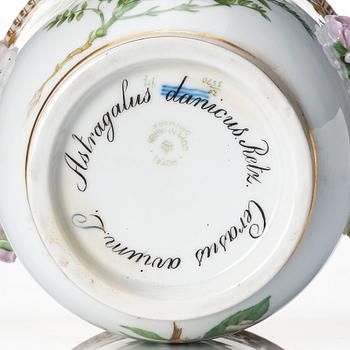 Vinkylare, porslin. Royal Copenhagen, 'Flora Danica', Danmark, 1900-tal.